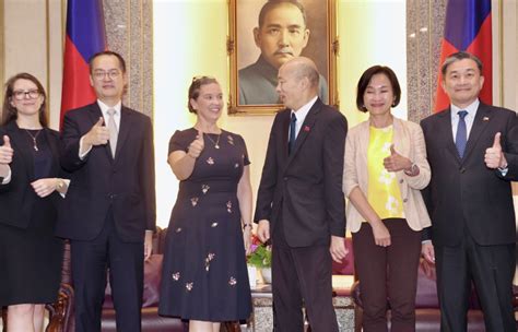 孫曉雅卸任前赴立院拜會 韓國瑜送法藍瓷瓶、民眾黨送聚寶盆 政治 要聞 聯合新聞網