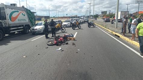 Vídeo Motociclista foge da polícia e colide em carros durante