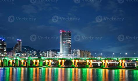 Night view of the Han River in Seoul 10518001 Stock Photo at Vecteezy