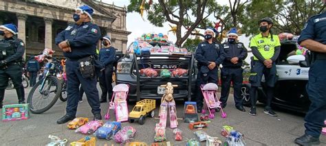 Polic As De Guadalajara Regalan Mil Juguetes Alerta Jalisco