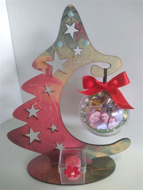 Árvore de natal em MDF e esfera acrílica personalizada Elo7