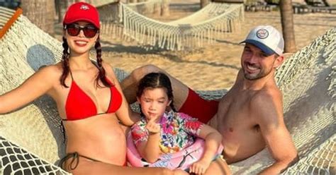 Hà Anh tự tin diện bikini khoe bụng bầu tháng