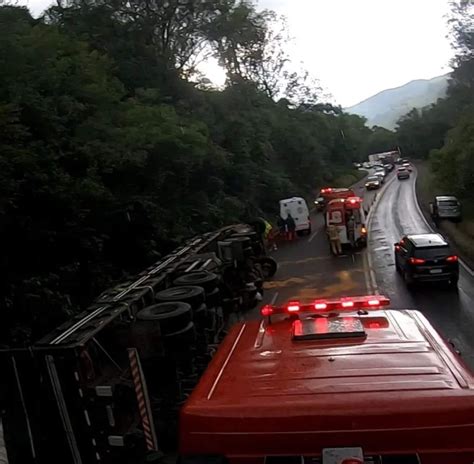 Carreta tomba na ERS 122 em Farroupilha Jornal Semanário