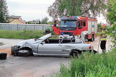 Radom Kompletnie pijany policjant rozbił dwie osobówki Jego sportowy