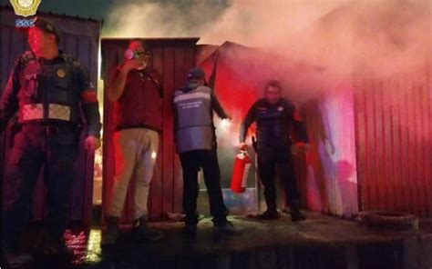 Extinguen policías incendio en puesto semifijo en CETRAM de Pantitlán