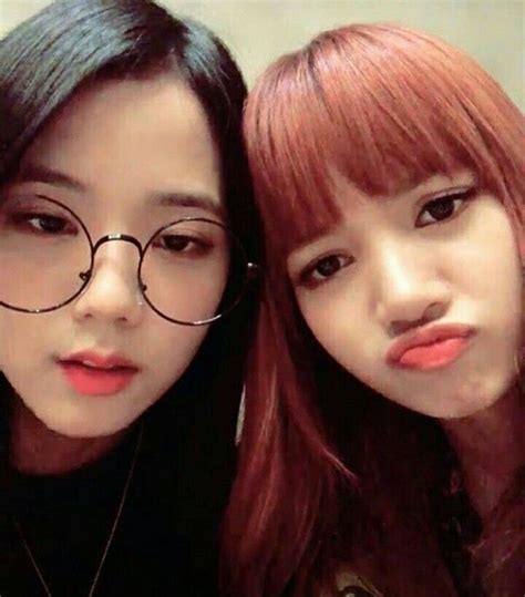 Jisoo And Lisa Blackpink Selca Blakpink Blackpink Fotos