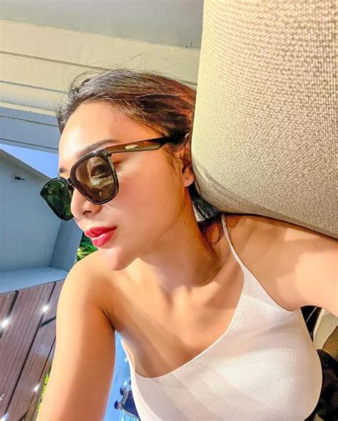 Pap Wika Salim Seksi Pakai Tank Top Putih Pose Duckface Bikin