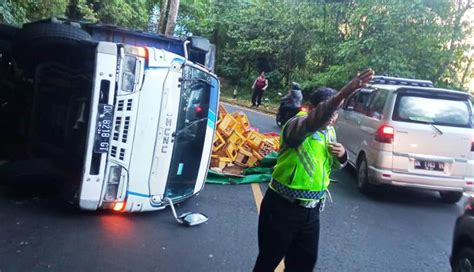 Nusabali Truk Terguling Mati Mesin Di Tanjakan