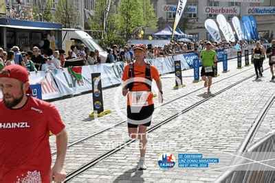 22 Oberbank Linz Donau Marathon Hauptläufe und Staffel Foto Viertbauer