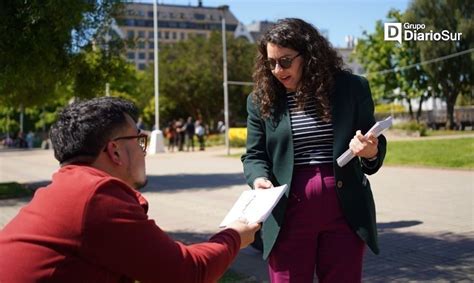 Ministra Javiera Toro Entregó Textos De La Propuesta Constitucional En La Plaza De Armas De