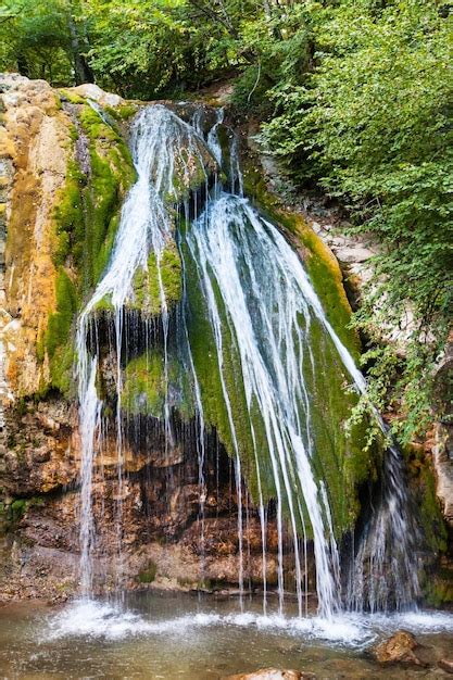 Cachoeira De Djurdjur No Rio Uluuzen Na Crimeia Foto Premium