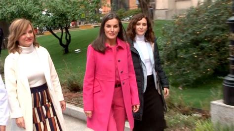 Lección de Ayuso a Sánchez camina por detrás de la Reina Letizia como