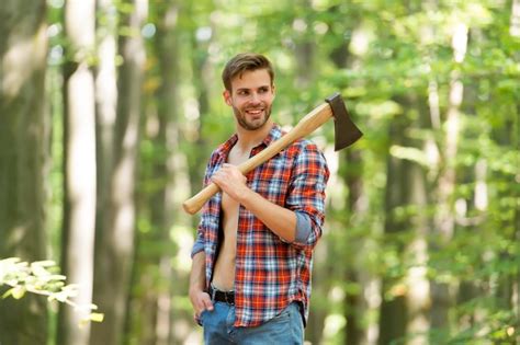 Zufrieden Mit Der Geleisteten Arbeit Holzf Ller Mit Axt In Den H Nden