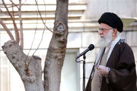 Iran Un Fucile Accanto A Khamenei La Scommessa E Il Cambio Di Passo