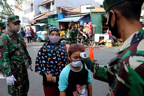 Foto Anggota Tni Periksa Suhu Tubuh Pengunjung Pasar Serdang Kemayoran