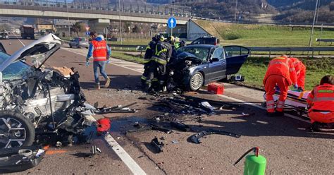 Frontale Sulla Statale Della Valsugana Due Feriti E Traffico Bloccato