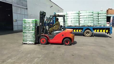 Safe Unloading Of Vehicles With Forklift Warehouse Loading