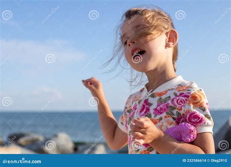 Une Jeune Fille De Ans Joue Sur Le Bord De Mer Photo Stock Image