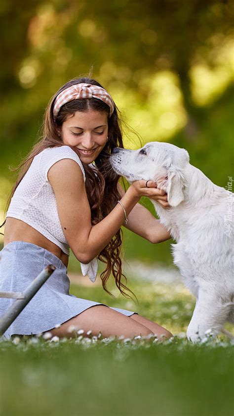 Dziewczyna I Golden Retriever Tapeta Na Telefon