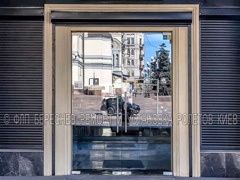 Портальные ролеты на двери магазина в открытом положении. Ролеты на ...