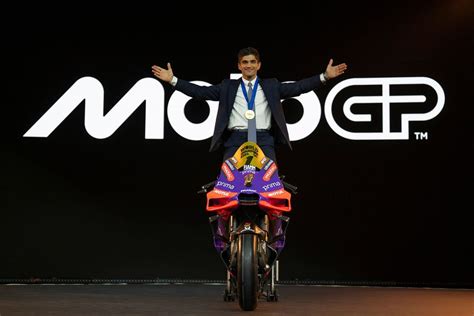 Mart N A Re U Son Troph E De Champion Du Monde Au Gala Du Motogp