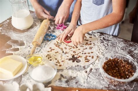 Crian As Cobertas De Farinha Fazendo Formas De Biscoitos Massa