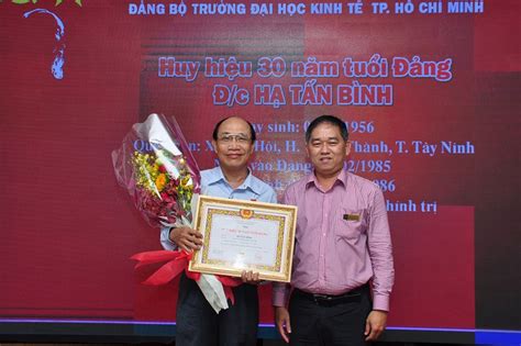 Lễ trao tặng Huy hiệu 30 năm tuổi Đảng