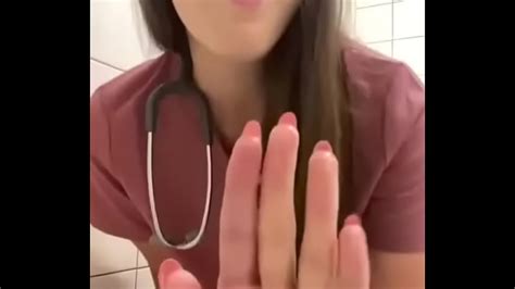 enfermera se masturba en el baño del hospital XVIDEOS