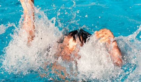 Crian A De Ano Reanimada Ap S Se Afogar Em Piscina Jornal Raz O