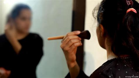 Pakistani Women Forced Into Digital Sex Work To Earn Living DW 01 12 2024