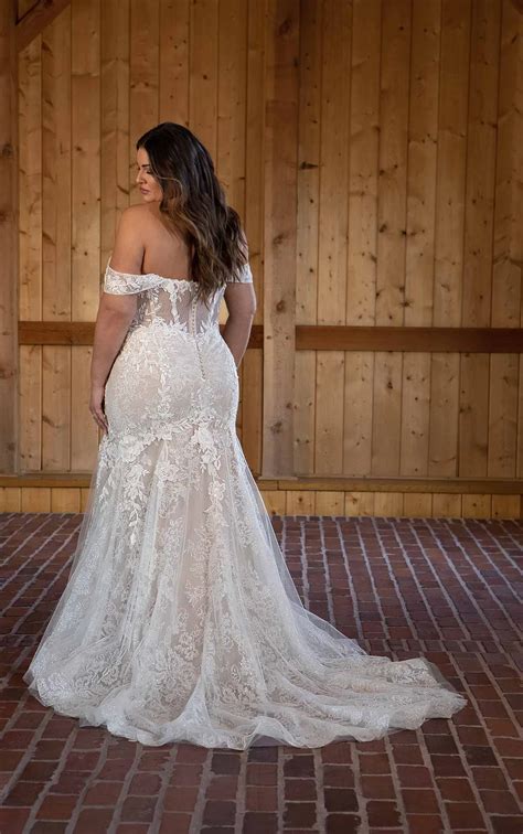 Modern Strapless Lace Wedding Dress with Sweetheart Neckline and Off