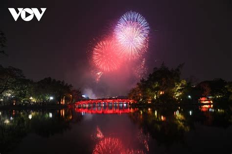 Vietexplorer.com - Fireworks Illuminate Vietnam, Welcoming Lunar New ...