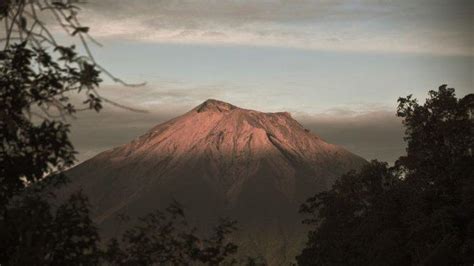 Semburkan Abu Vulkanik Setinggi 600 Meter Pendakian Gunung Kerinci