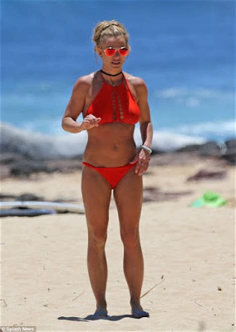 Britney Spears Shows Off Her Body In Red Bikini In Hawaii