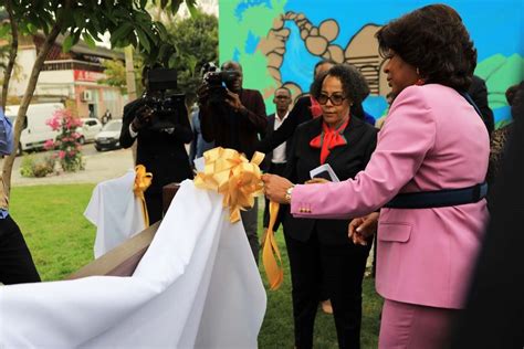 Ana Dias Lourenço operada ao braço direito inaugura um simples jardim