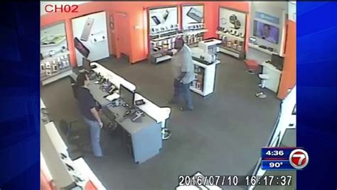 Potential Serial Robber Targets Sw Miami Dade Cellphone Store Wsvn