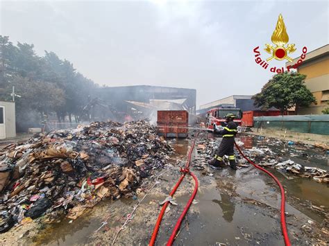 Incendio Alla Baraccola Vigili Del Fuoco Ancora Al Lavoro Video