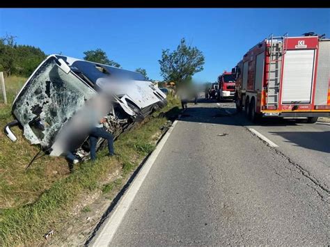 Un autocar cu 51 de copii a fost implicat într un grav accident de