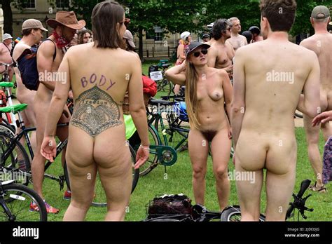 Teilnehmer Der World Naked Bike Ride In Bristol 2022 Bei Einem