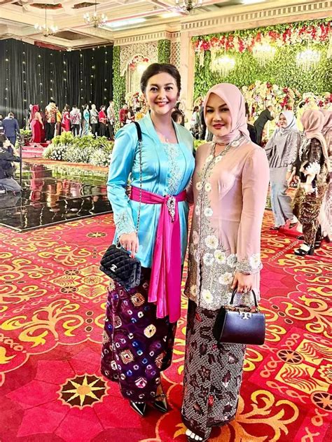 Potret Bella Saphira Kondangan Bareng Para Ibu Pejabat Tampil Cantik Dengan Kebaya Ala Bali