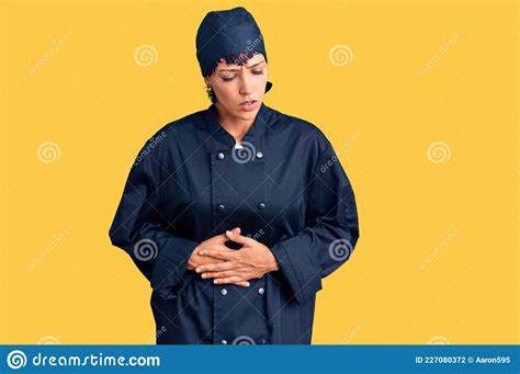 Junge Brunette Frau Mit Kurzen Haaren Tragen Professionelle Koch Uniform Mit Der Hand Auf Den