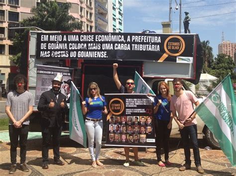 G1 Grupo protesta contra projeto que aumentou IPTU em Goiânia