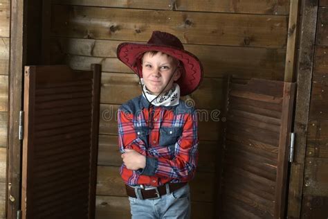 Chico Con Una Camisa Enmohecida Y Un Sombrero Imagen De Archivo