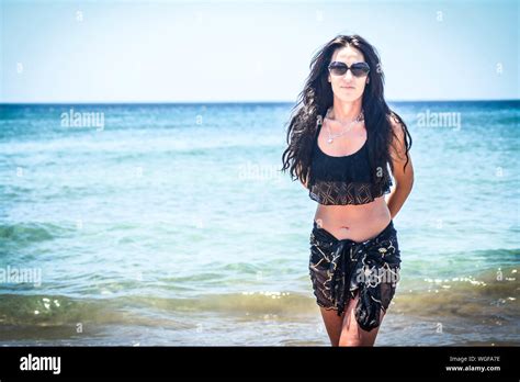 Beautiful Woman In Black Bikini Fotos Und Bildmaterial In Hoher