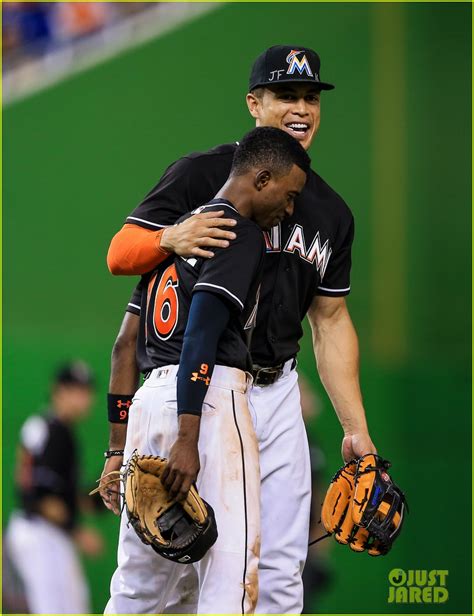 Marlins' Dee Gordon Hits Home Run as Team Honors Jose Fernandez in Incredibly Touching Moment ...