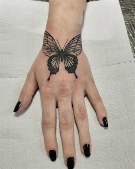 Se você gosta de chamar bastante atenção a tatuagem na mão é um dos