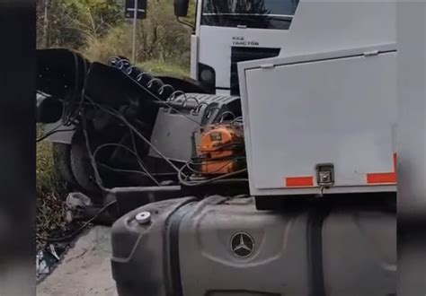 Caminhão guincho se partiu ao meio quando transportava outro caminhão