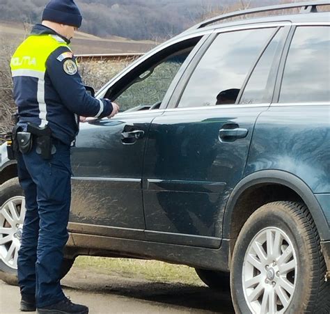 Un tânăr băut și fără permis a furat o mașină și a plecat la plimbare