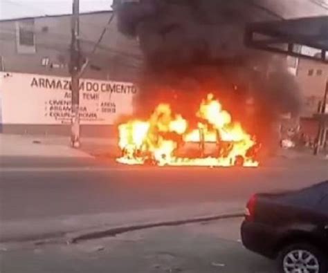 Notícias Motocicleta e caminhonete Hilux pegam fogo após violenta