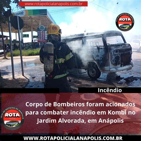 Corpo de Bombeiros foram acionados para combater incêndio em Kombi no